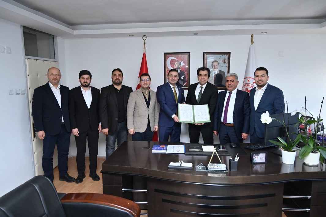 kayseri-osbde-istikrar-kazandi-yeniden-baskan-secilen-mehmet-yalcin-yetki-belgesini-sanayi-ve-teknoloji-il-muduru-abdullah-aydan-teslim-aldi