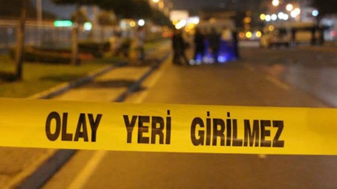 Kayseri’nin İncesu ilçesinde Kadir C., yaklaşık 1 yıldır ayrı yaşadığı eşi M.C.’yi bıçakla yaralayıp olay yerinden kaçtı. Yaralı kadın hastanede tedavi altına alındı, saldırganı arama çalışmaları sürüyor.