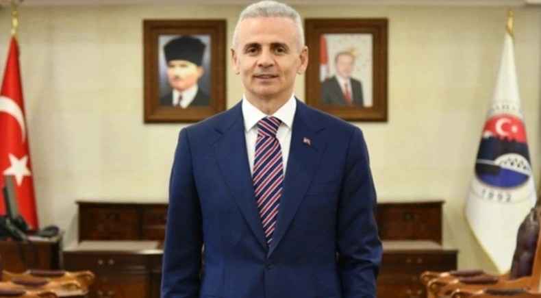 chp-kars-milletvekili-inan-akgun-alpin-tbmm-genel-kurulunda-bisiklet-surerken-giydigi-spor-tayti-nedeniyle-elestirdigi-ardahan-valisi-mehmet-fatih-cicekli-cumhurbaskani-recep-tayyip-erdoganin-karariyla-gorevden-alindi