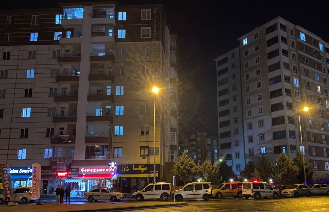 Yakut Mahallesi’nde iddiaya göre silahla oynayan 25 yaşındaki  A.C.A. isimli zihinsel engelli genç tabancanın ateş almasıyla ağır yaralandı.