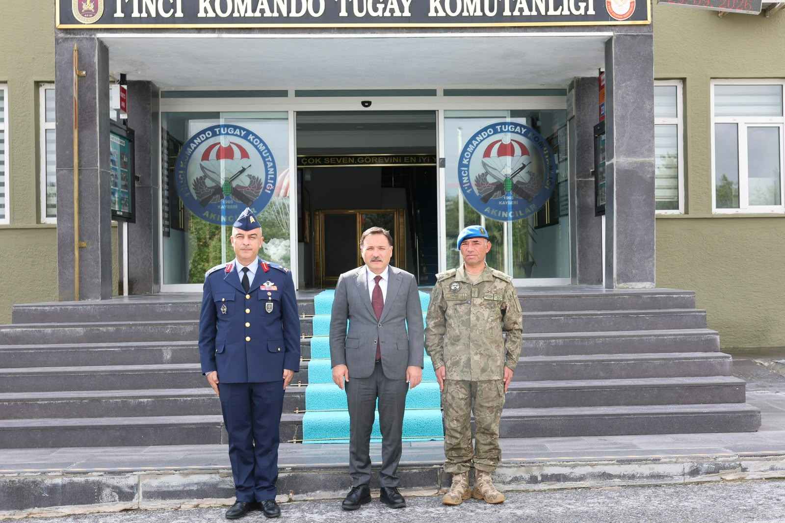 kayseri-valisi-gokmen-cicek-gorevlerine-yeni-baslayan-12nci-hava-ulastirma-ana-us-ve-garnizon-komutani-hava-pilot-tuggeneral-keskin-senel-ile-1nci-hava-indirme-ve-komando-tugay-komutani-tuggeneral-mehmet-ali-yagizi-ziyaret-etti