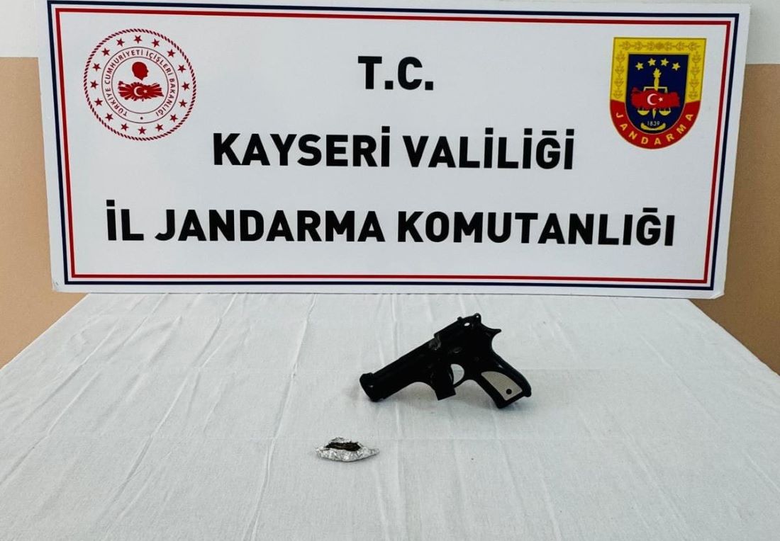 Kazı için bir araya gelen 5 kişinin bulunduğu evde yeraltı kamerası, sondaj makinesi, ruhsatsız silah, uyuşturucu ve tarihi eser niteliğinde taşlar ele geçirildi.