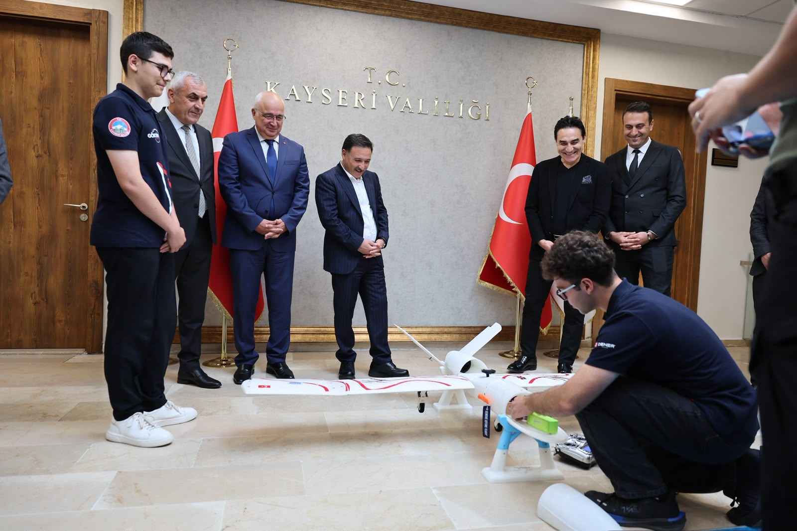dunya-sampiyonlari-valilikte-abdde-duzenlenen-robonation-suas-2026-yarismasinda-lise-kategorisinde-dunya-birincisi-olan-goktim-kartalair-takimi-ogrencileri-kayseri-valisi-gokmen-ciceki-makaminda-ziyaret-etti
