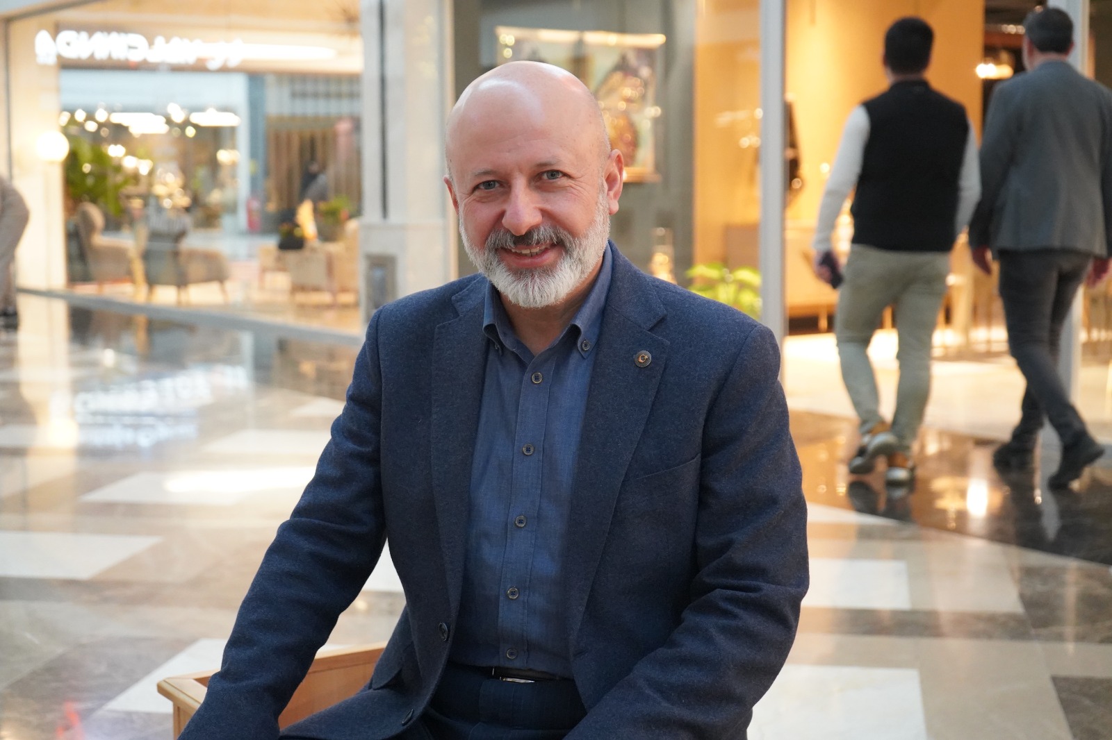 Kocasinan Belediye Başkanı ve AK Parti Kocasinan Belediye Başkan Adayı Ahmet Çolakbayrakdar, Kumsmall AVM’yi ziyaret ederek mağazaları ve showroomları gezerek incelemelerde bulundu.