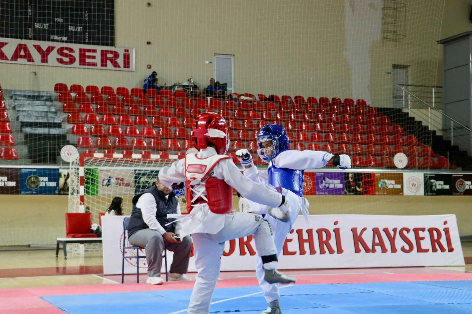 okul-sporlari-taekwondo-minikler-il-birinciligi-musabakalari-ataturk-spor-salonunda-duzenlenen-cekismeli-mucadelelerle-sona-erdi-gelecegin-sampiyon-adaylarinin-performanslari-alkis-toplarken-dereceye-giren-sporcular-madalyalarini-aldi