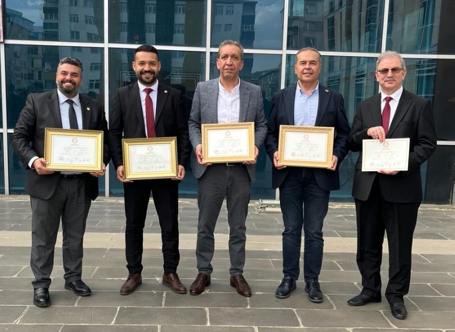 Kayseri Büyükşehir Belediyesi ve Melikgazi Belediyesinin CHP’li meclis üyeleri mazbatalarını aldı. 