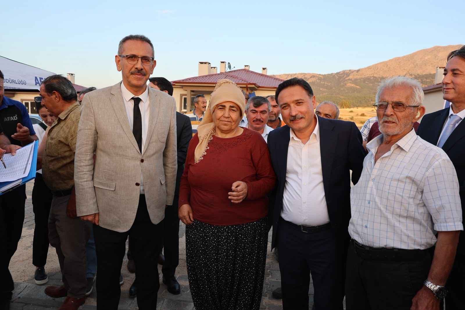 kayseri-valisi-gokmen-cicek-6-subat-depremlerinde-evleri-agir-hasar-goren-ve-afad-tarafindan-hak-sahibi-kabul-edilen-vatandaslar-icin-develi-ilcesinde-insa-edilen-15-afet-konutunun-anahtarlarini-duzenlenen-torenle-teslim-etti