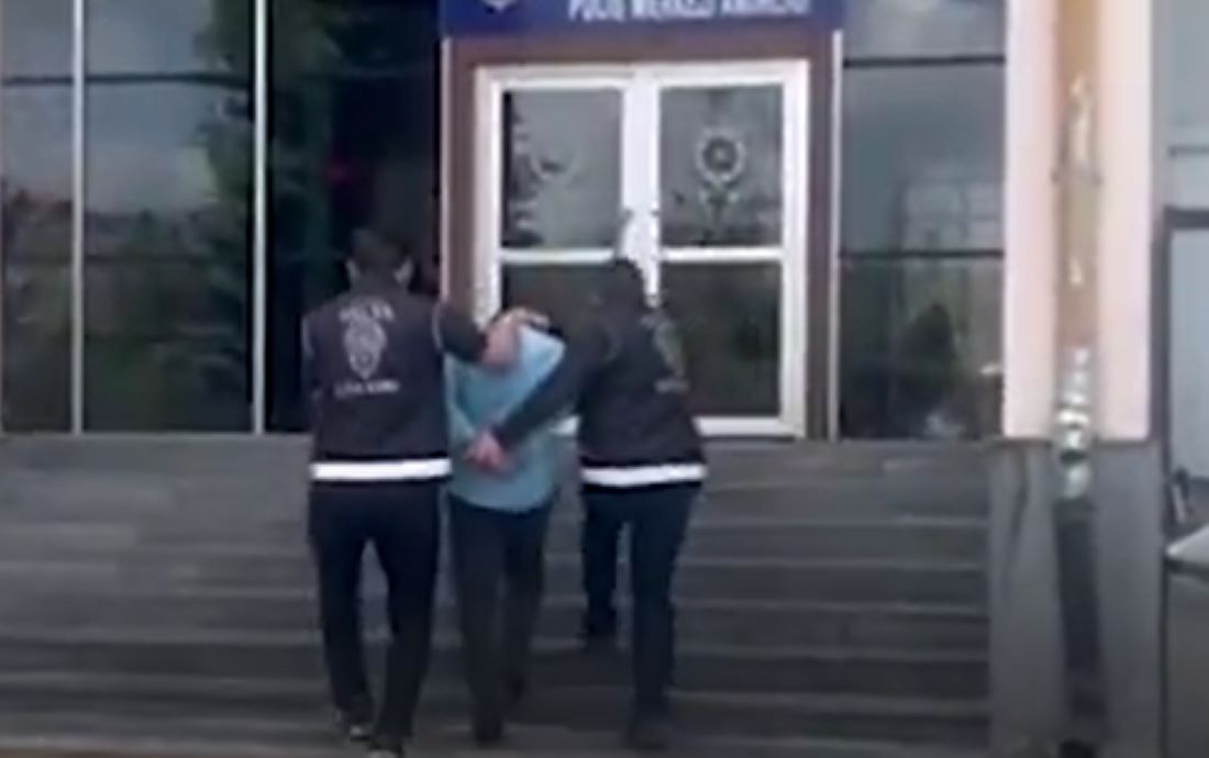 Talas’ta saklandığı adrese yapılan baskında “Toplu Silah Ticareti veya Kaçakçılığı” suçundan 11 yıl 3 ay hapis cezası olan şahıs yakalandı.