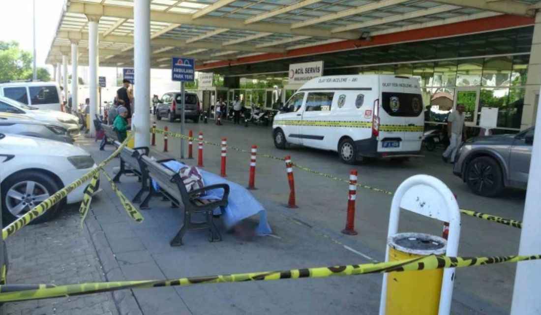 antalya-egitim-ve-arastirma-hastanesi-acil-servisi-onundeki-bankta-hareketsiz-halde-bulunan-61-yasindaki-evsiz-sahsin-hayatini-kaybettigi-belirlendi