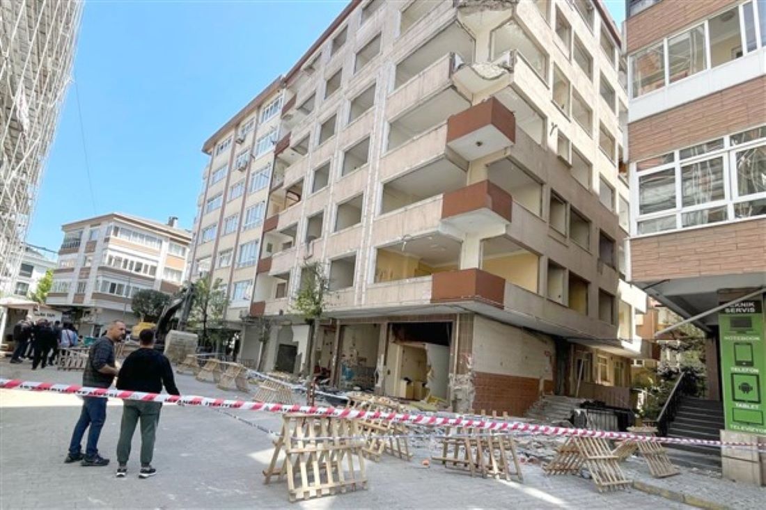 İstanbul'un Bahçelievler ilçesi Siyavuşpaşa Mahallesi Fındık Sokak'ta tahliye edilen ve yıkım süreci aşamasında çevresine güvenlik önlemleri alınarak tamamen boşaltılan 7 katlı bir binanın balkonunda çökme meydana geldi