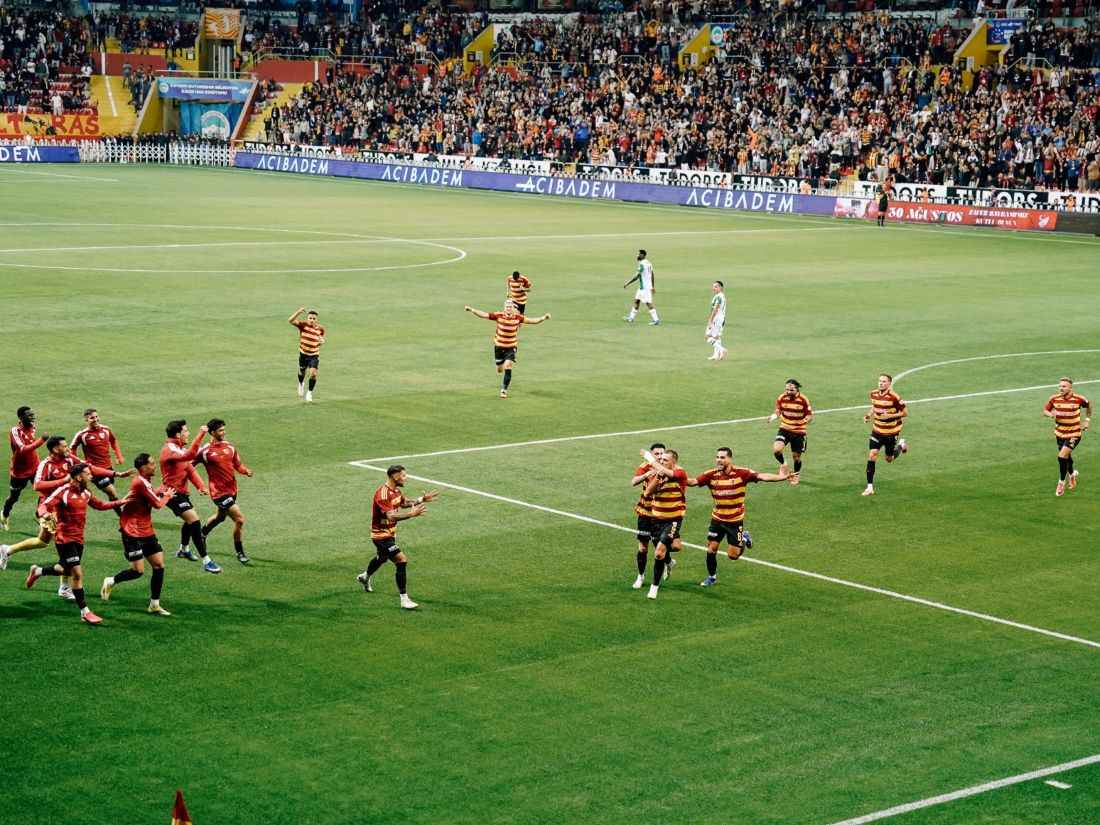 trendyol-1-ligin-4uncu-haftasinda-bursasporu-kadir-has-stadinda-agirlayan-kayserispor-ilk-yariyi-1-0-onde-tamamladigi-karsilasmadan-2-1-maglup-ayrildi