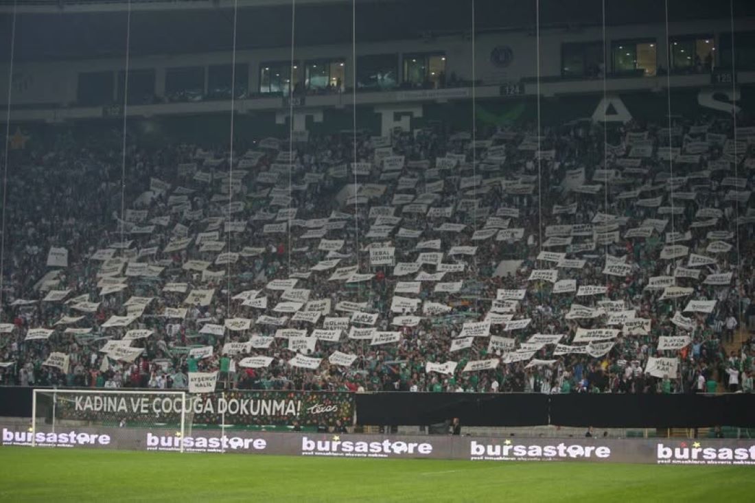 Bursaspor taraftarı, kadın cinayetlerine karşı düzenledikleri farkındalık etkinliğiyle Avrupa Fair-Play Hareketi ve TFF’den ödül kazandı.