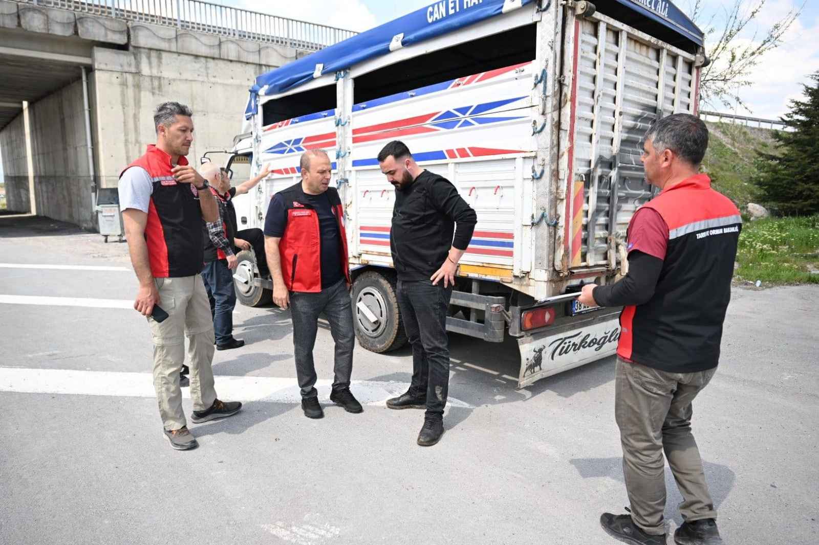 kurban-bayrami-oncesi-melikgazide-gerceklestirilen-denetimlerde-kurbanlik-hayvanlarin-kupe-saglik-raporu-ve-sevk-belgeleri-kontrol-edildi