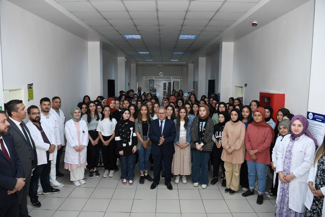 Kayseri Büyükşehir Belediye Başkanı Memduh Büyükkılıç, ihtiyaç sahibi ilkokul, ortaokul ve lise öğrencilerine yapılacak yardımlara ilişkin başvuruların 10 Ağustos’ta başlayacağını açıkladı.