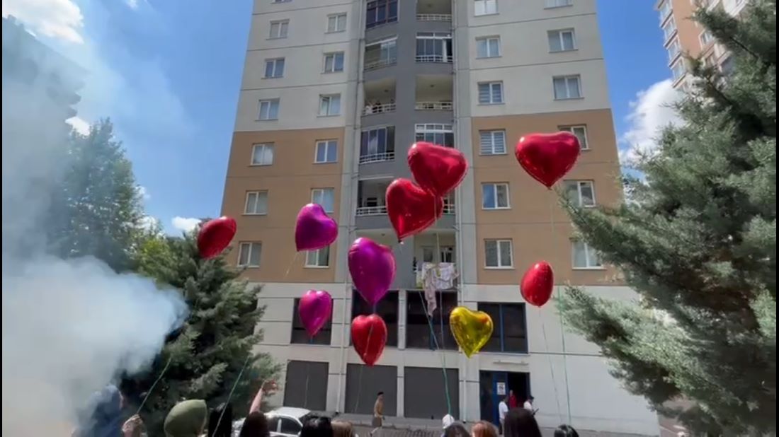 Kayseri’nin Melikgazi İlçesinde bulunan Celal Bayar Mesleki ve Teknik Anadolu Lisesi öğrencileri kanser tedavisi gören öğretmenlerini unutmadılar.