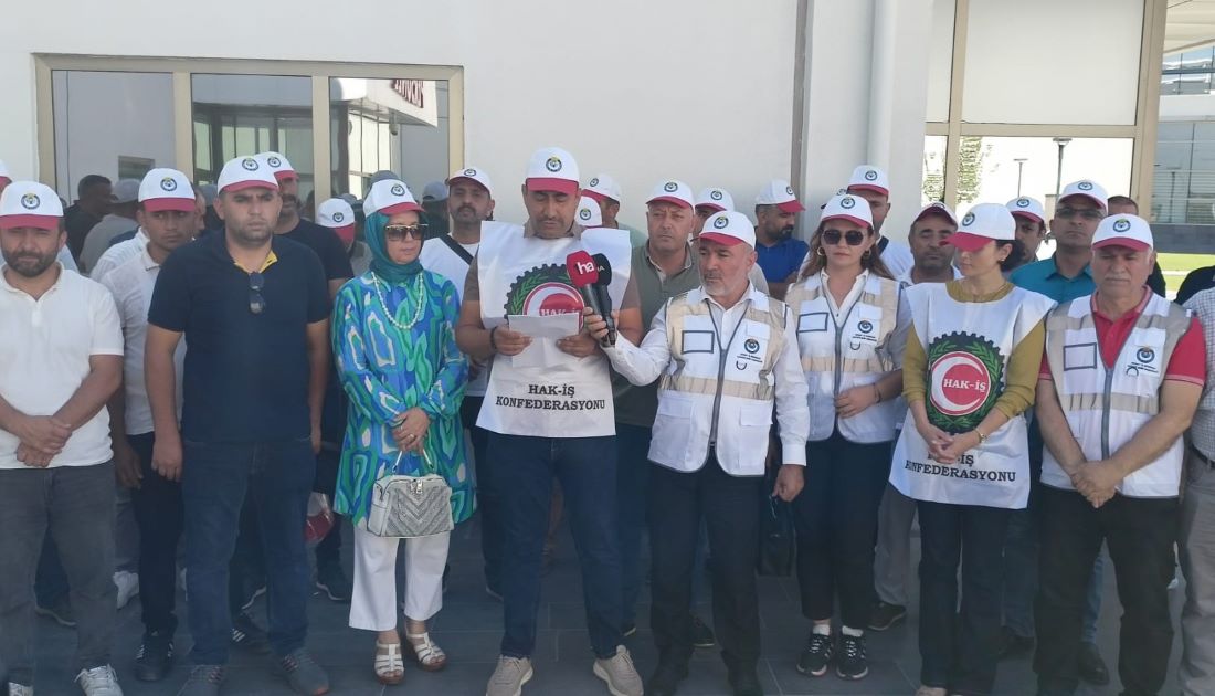Hizmet-İş Sendikası Kayseri Şube Başkanı Serhat Çelik, Şehir Hastanesi’nde işten çıkartılan işçiler için basın toplantısı düzenledi.