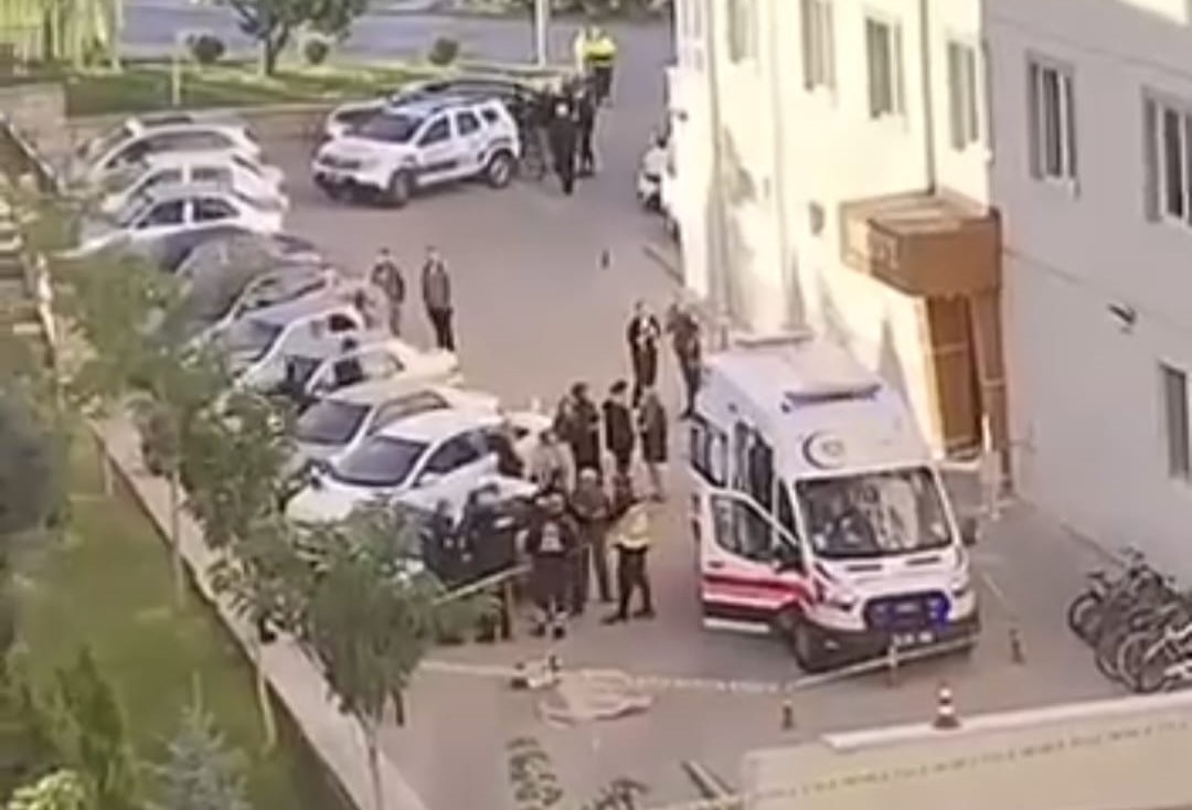 Kayseri’de, 37 yaşındaki Mustafa Gülhan yüksekten düşerek ağır yaralandı. Olay yerine gelen ekipler Mustafa Gülhan’ın hayatını kaybettiğini belirledi. 