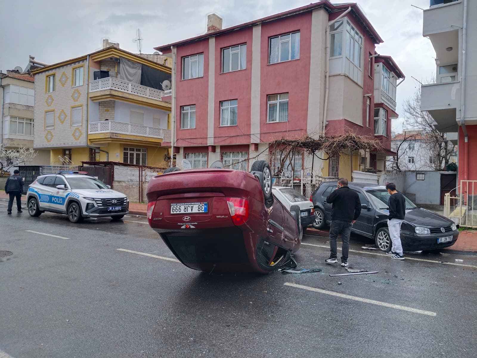 kayserinin-kocasinan-ilcesi-yenimahalle-16-cadde-uzerinde-meydana-gelen-kazada-direksiyon-hakimiyetini-kaybeden-ys-yonetimindeki-38-ajr-999-plakali-otomobil-yol-kenarinda-park-halindeki-bir-araca-carparak-takla-atti