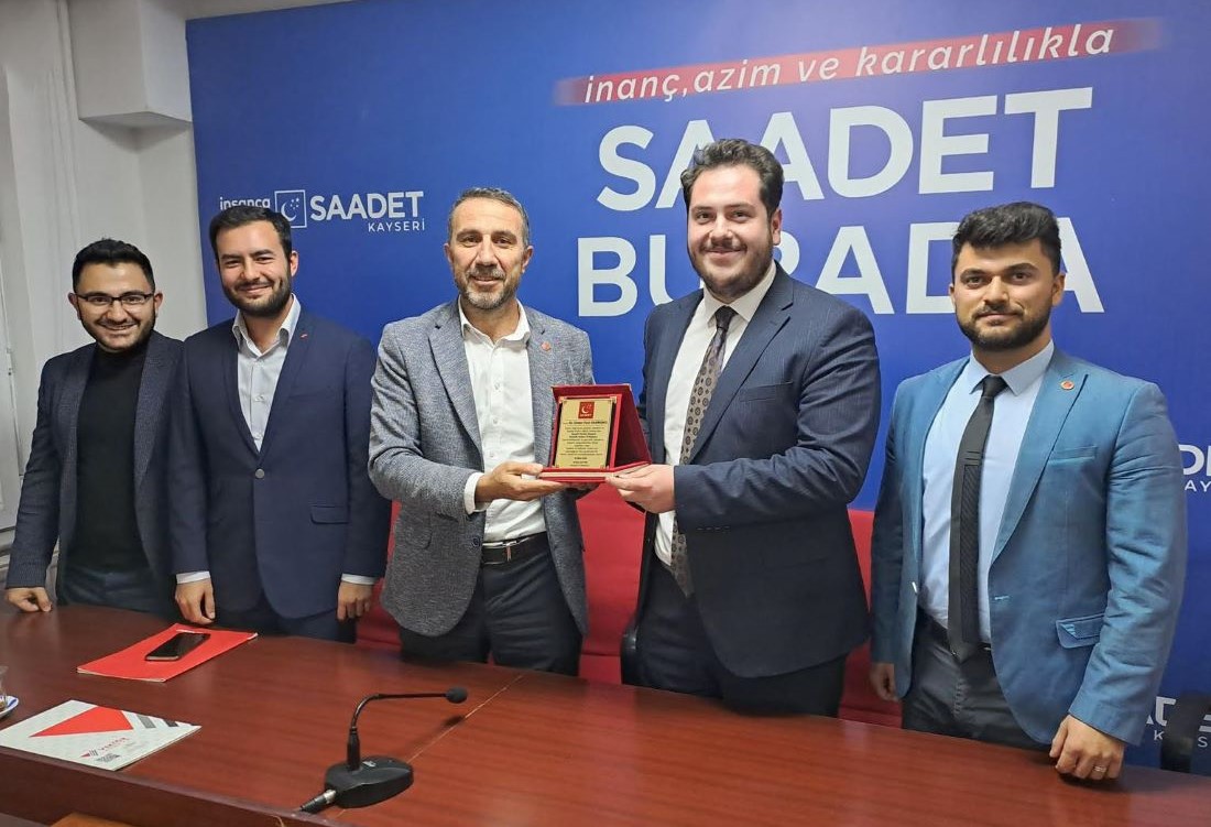 Saadet Partisi Kayseri Gençlik Kolları, yeni bir döneme merhaba dedi. Yapılan temayül ve istişareler sonucunda, önceki başkan Av. Ahmet Fuat HARMANCI, görevini Necmettin Emre ŞAHİN’e devretti.