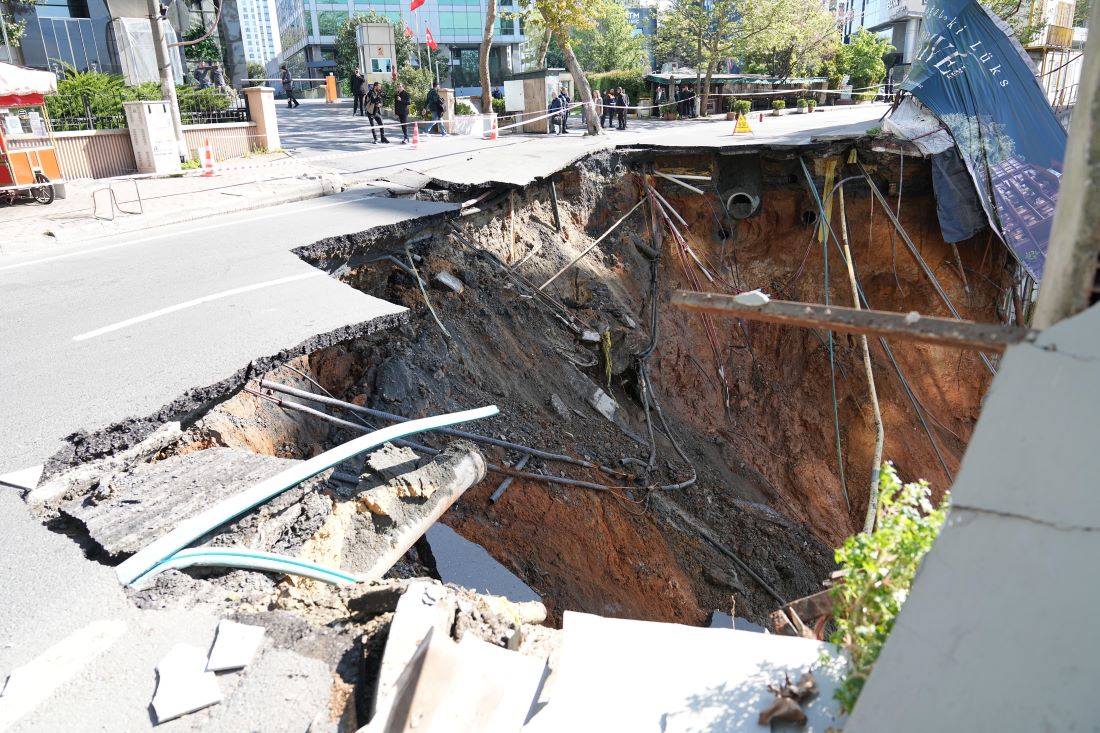 Sarıyer Maslak'taki Eski Büyükdere Caddesi'nde iki gökdelenin arasında bulunan inşaat alanında dün sabaha karşı yol çöktü. 