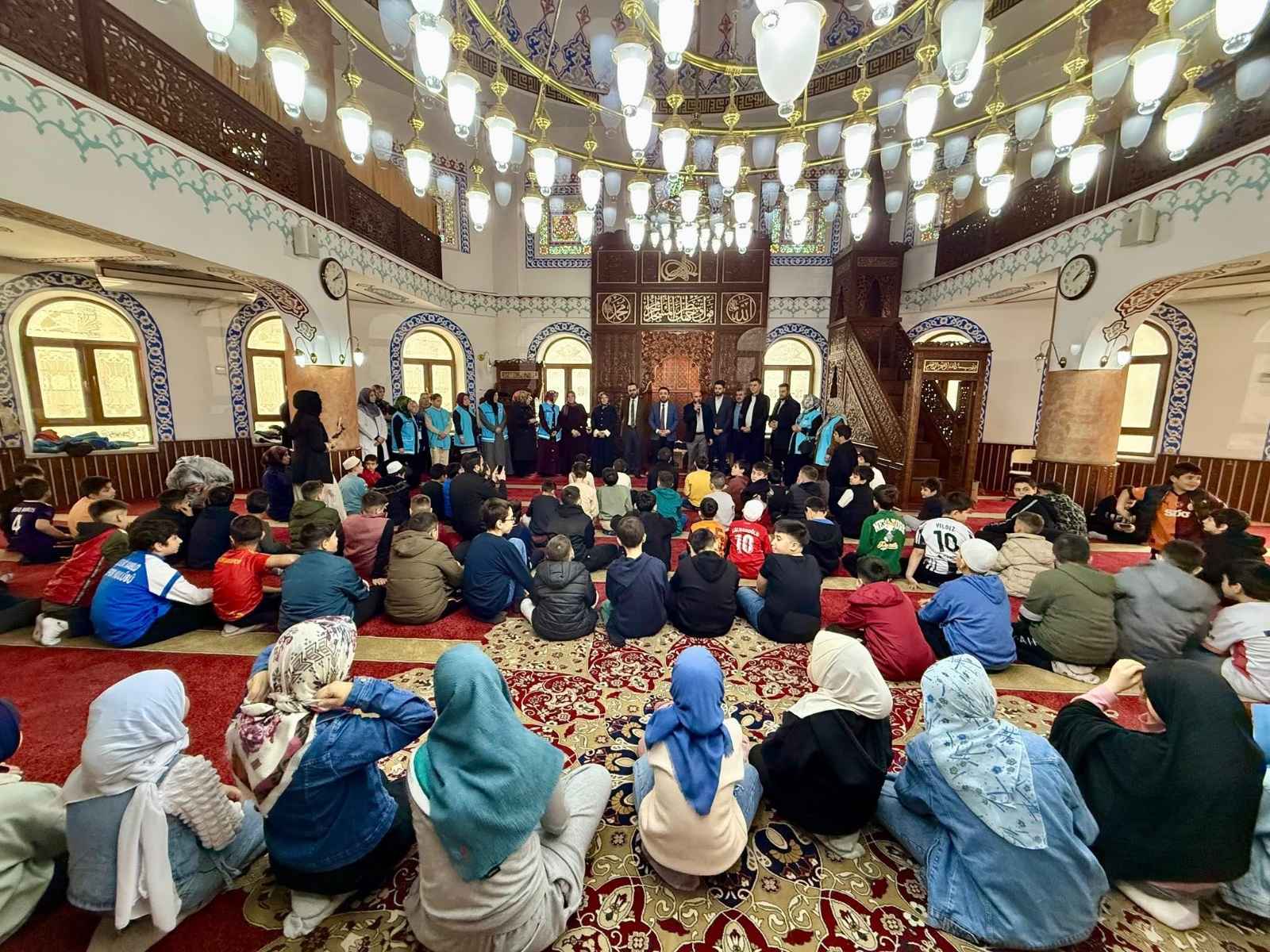 turkiye-diyanet-vakfi-kayseri-subesi-kadin-kollari-arefe-cicekleri-projesi-kapsaminda-ramazan-ayi-boyunca-camiye-devam-eden-cocuklara-bayramlik-elbise-ve-cesitli-hediyeler-dagitti