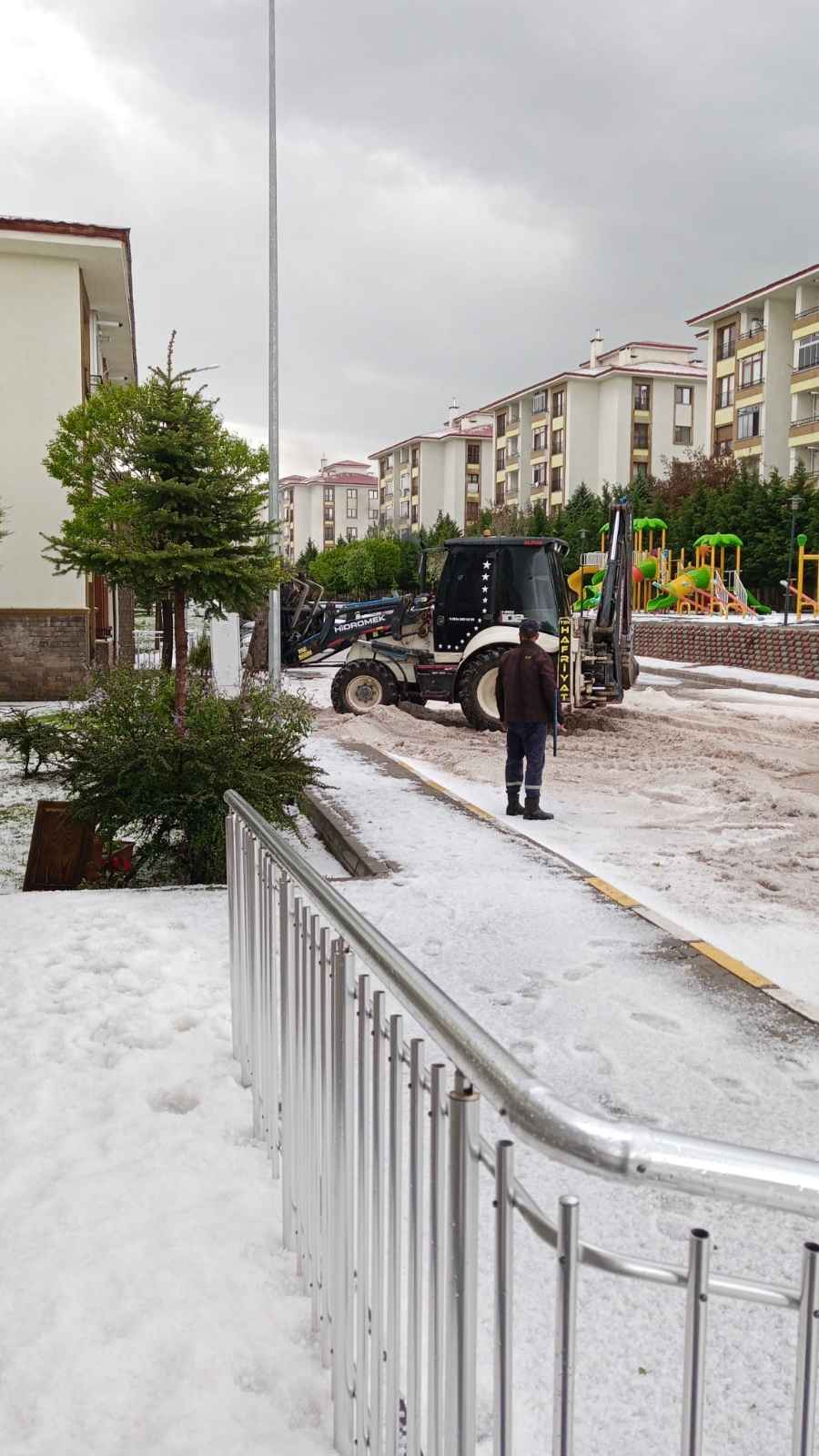 kayserinin-incesu-ilcesinde-aniden-bastiran-dolu-yagisi-cadde-ve-sokaklari-beyaza-kapladi-hazirliksiz-yakalanan-vatandaslar-zor-anlar-yasarken-ilk-belirlemelere-gore-ekili-alanlarda-ciddi-hasar-meydana-geldi