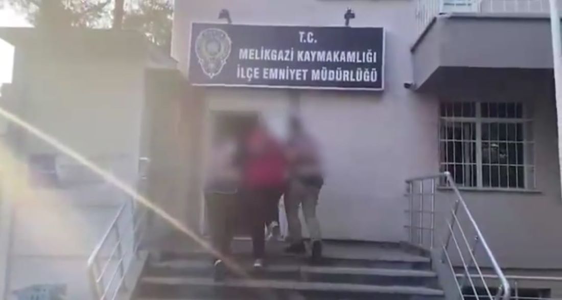 Kayseri'de polis ekiplerince hakkında kasten öldürme suçundan 10 yıl kesinleşmiş hapis cezası bulunan firari O.G. yakalanarak cezaevine gönderildi.