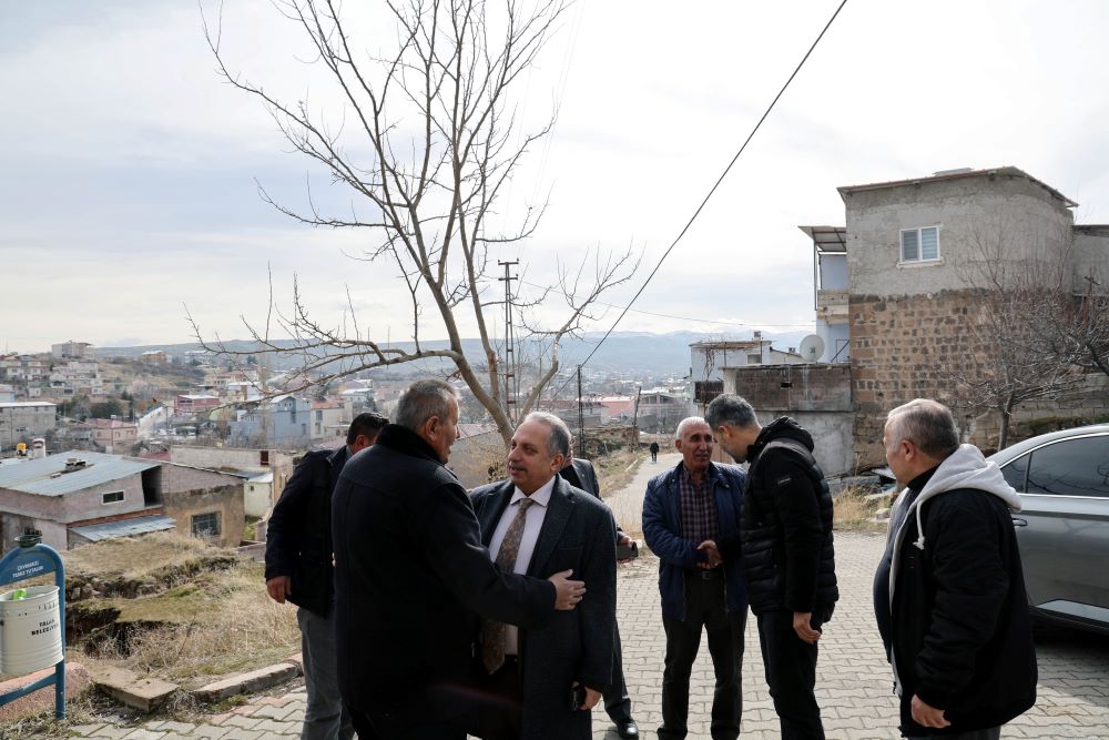 Talas Belediye Başkanı Mustafa Yalçın, ilçenin kırsal mahallelerinden Başakpınar’da yapımını devam eden çalışmalarda incelemelerde bulundu.