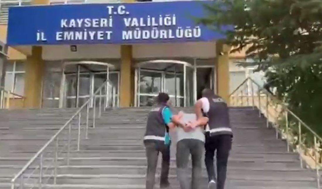 Kayseri’de “ihaleye fesat, sahtecilik, dolandırıcılık ve rüşvet” suçlarından 29 yıl kesinleşmiş hapis cezası bulunan M.P., saklandığı adreste kıskıvrak yakalandı!