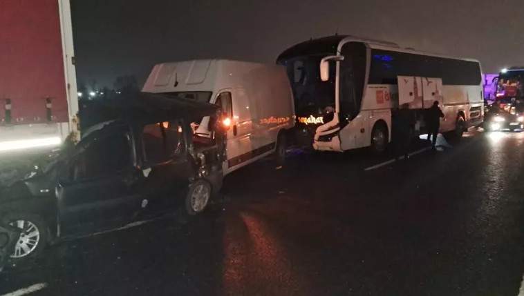 Sakarya’da Anadolu Otoyolu’nda 17 Araç Birbirine Girdi! Zincirleme Kazada 7 Yaralı