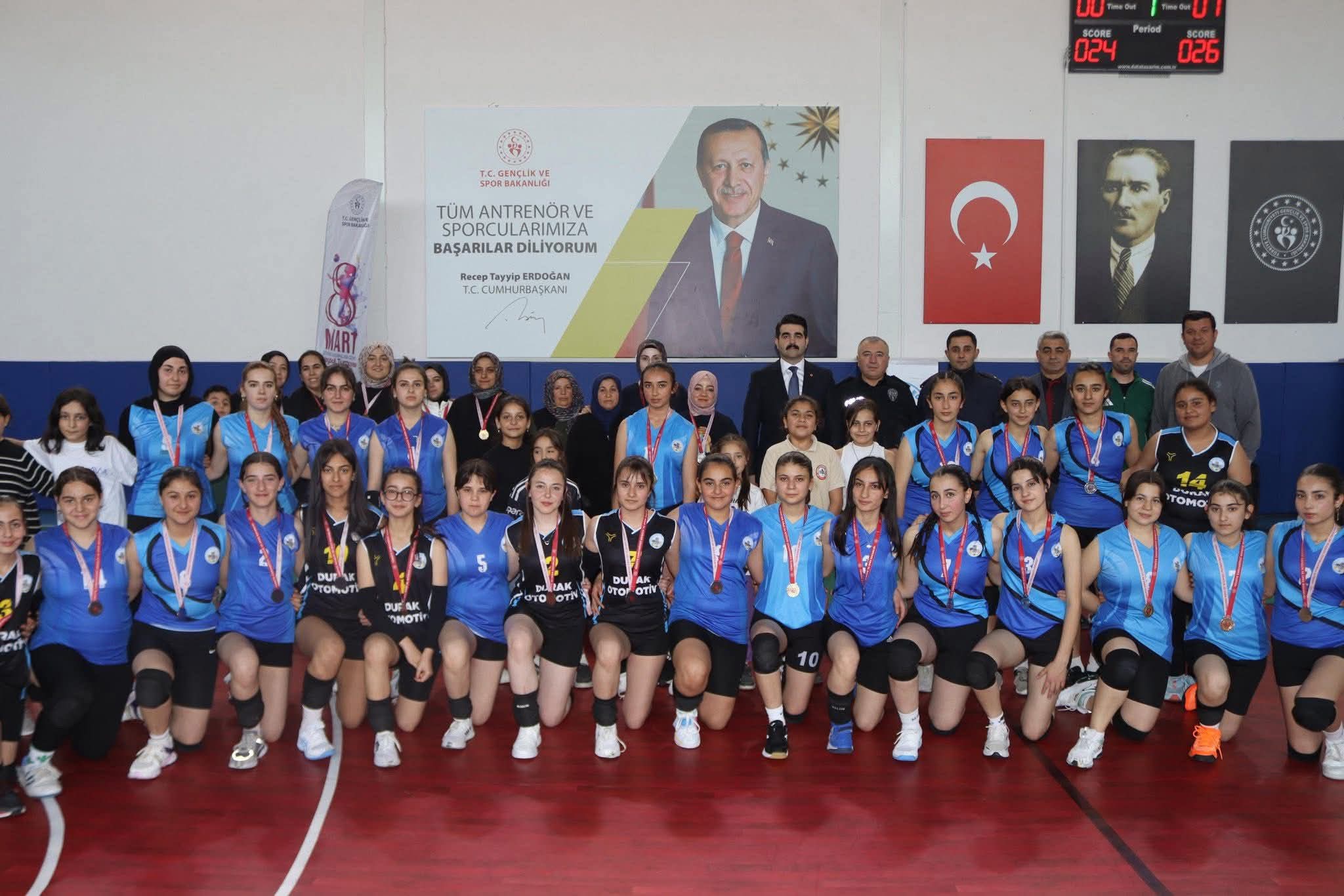 TOMARZA’DA VOLEYBOL ŞÖLENİ! FİLENİN SULTANLARI VE EFELERİ YARIŞTI!