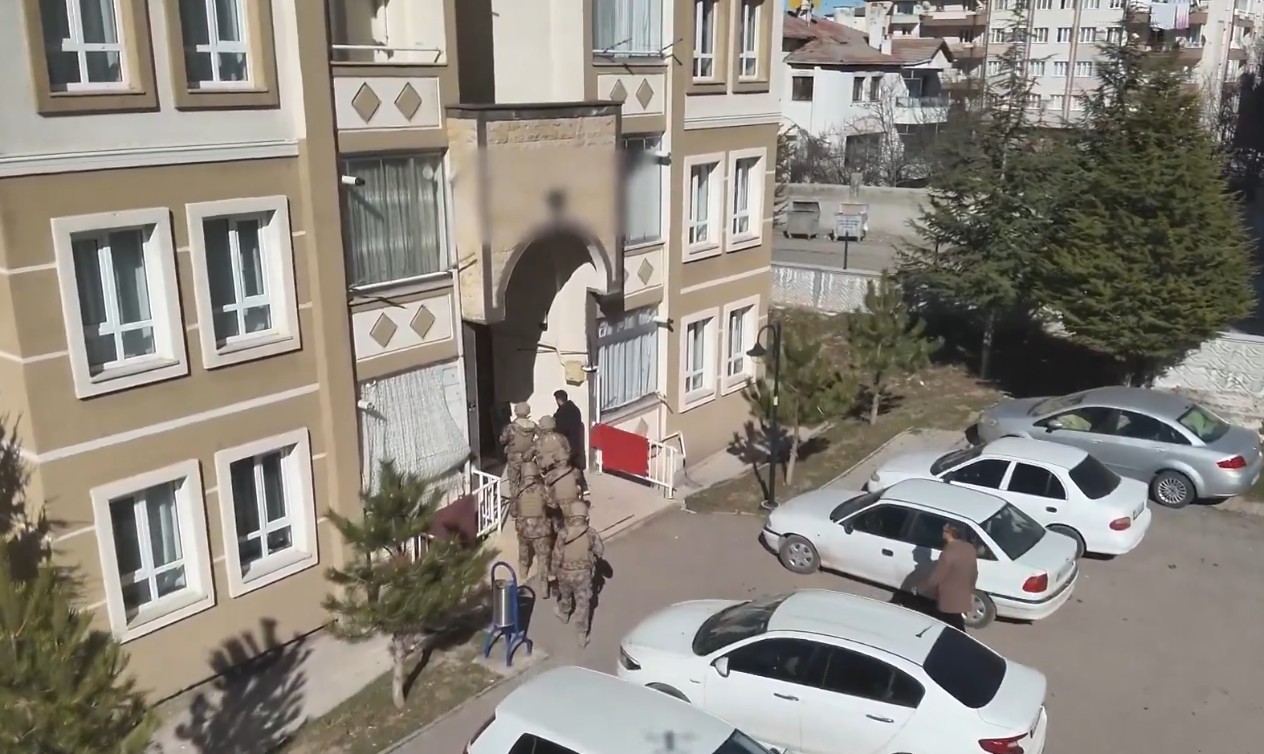 Sivas'ta Cinsel İstismar ve Kasten Öldürme Suçundan Aranan 2 Firari Yakalandı