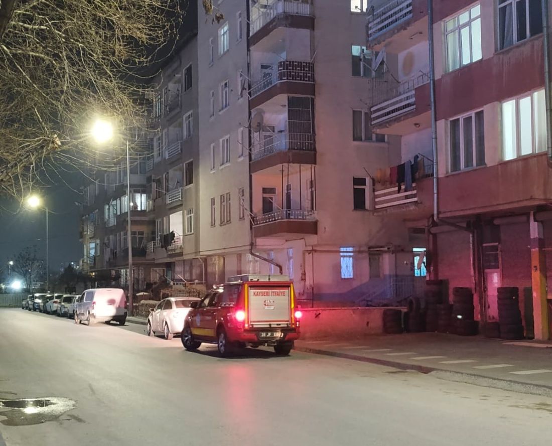 Kurye İçin Mesai Kabusa Döndü! Kayseri'de Asansörde Mahsur Kalan Kuryeyi İtfaiye Kurtardı 