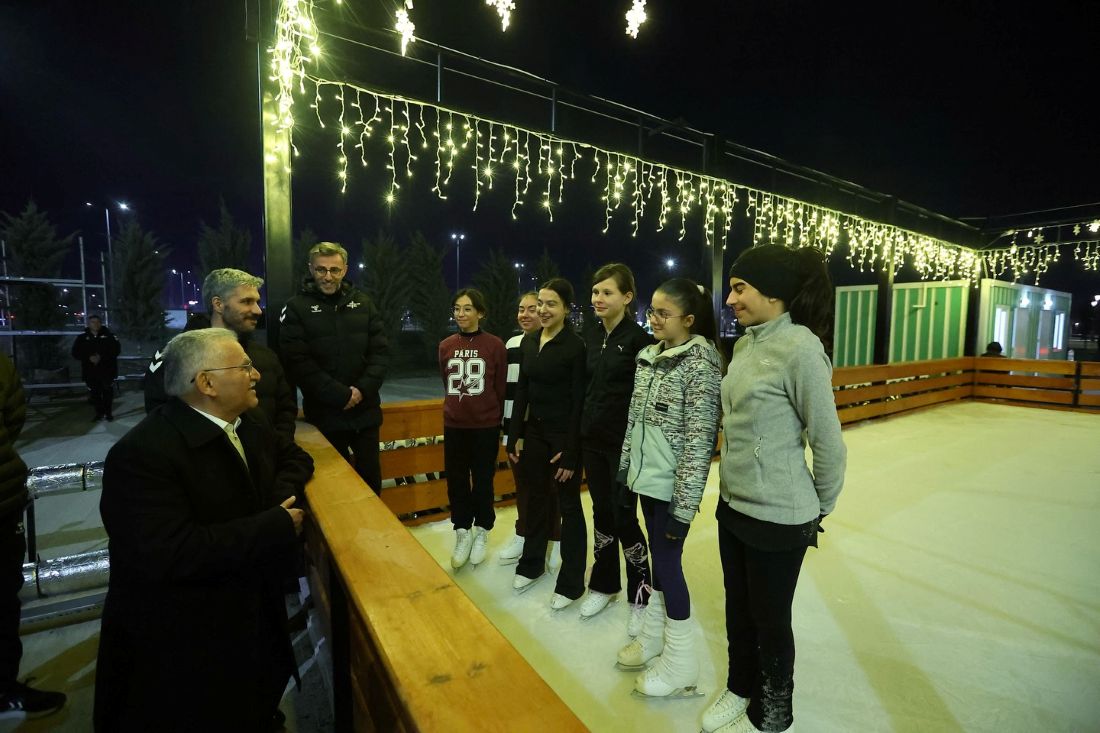 KAYSERİ BÜYÜKŞEHİR İLE AÇIK HAVA BUZ PİSTİ HEYECANI BAŞLIYOR: AÇILIŞA ÖZEL BAYRAM SONUNA KADAR ÜCRETSİZ