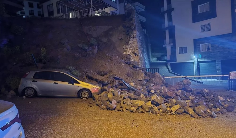 Son Dakika Bursa.. Mudanya'da İstinat Duvarı Çöktü! Park Halindeki Otomobil Ezildi