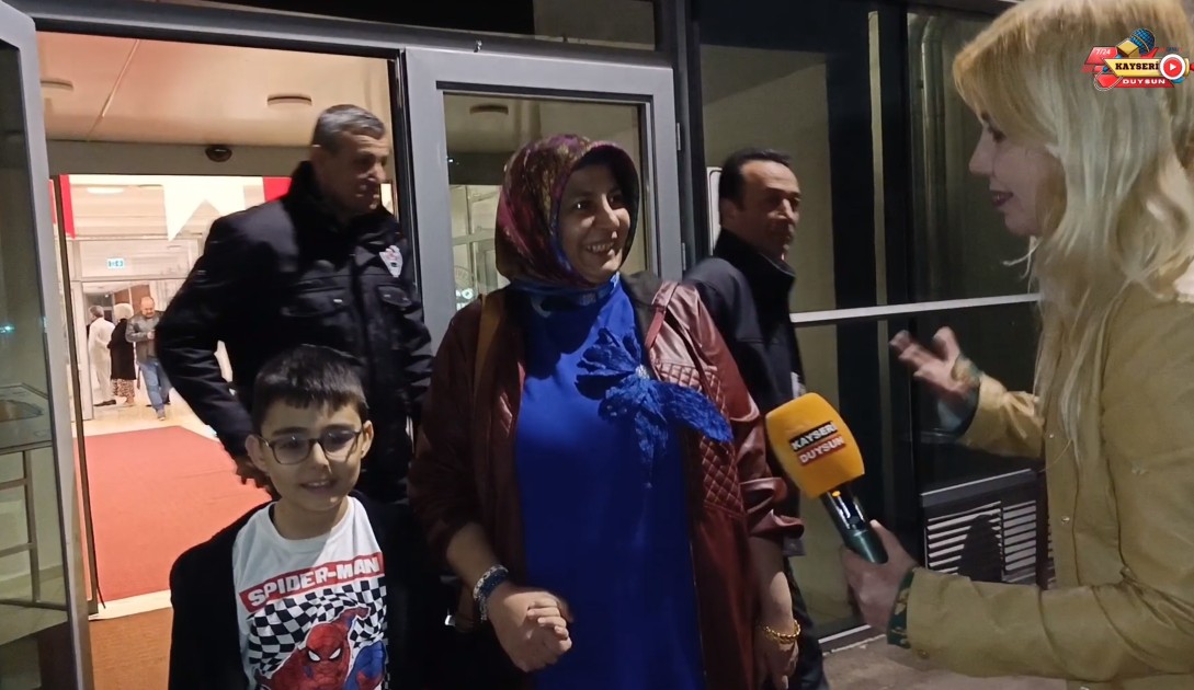 Gazeteci Aydan Yıldırım Mikrofon Uzattı İzleyici Duygularını Paylaştı! "Firavunla Yüz Yüze" İzleyiciden Tam Not Aldı