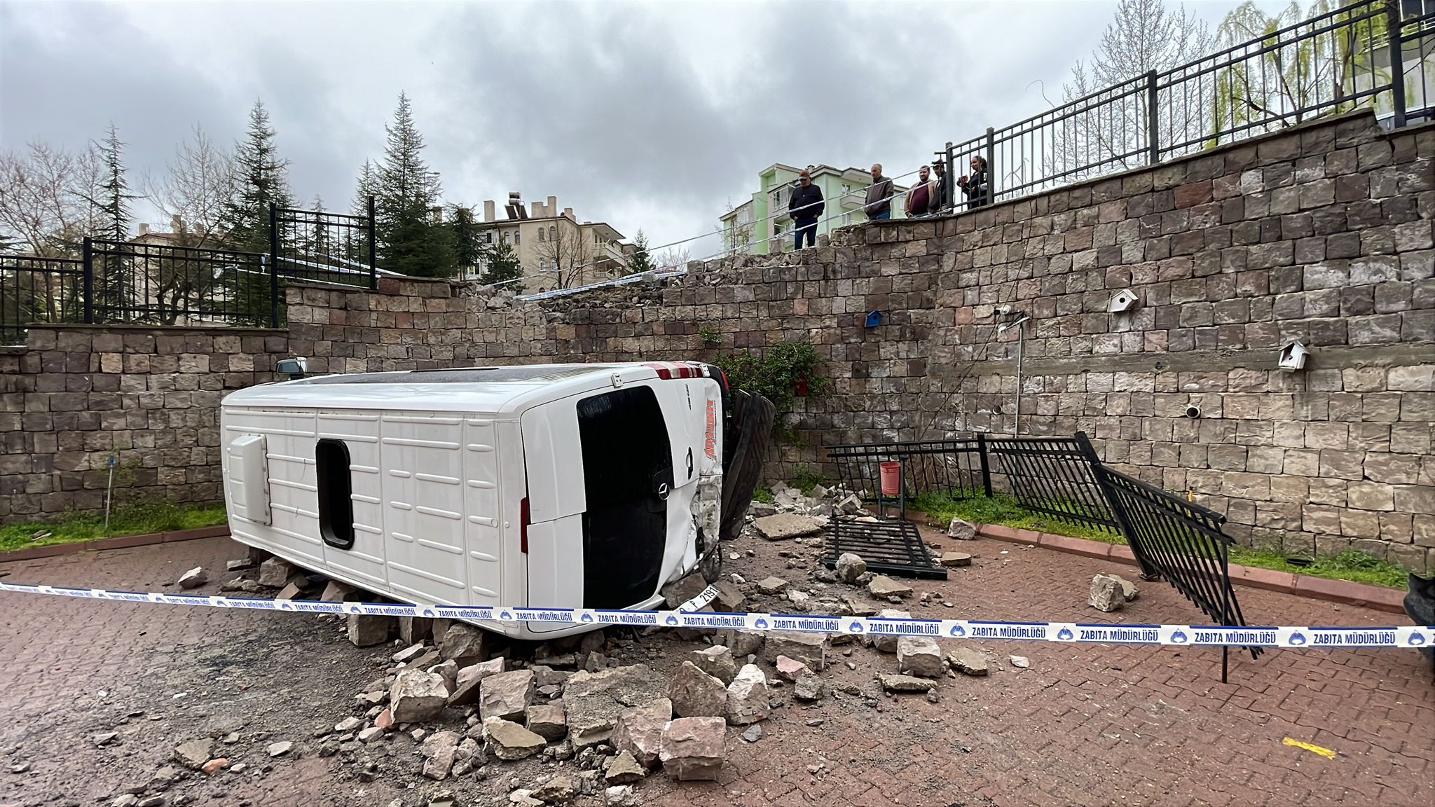 Kayseri Talas'ta Kontrolden Çıkan Minibüs 6 Metre Yükseklikten Devrildi: 1 Yaralı
