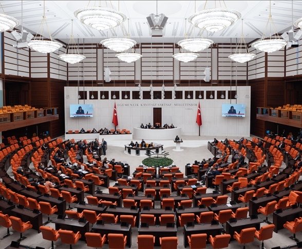 EBEVEYNLERE MÜJDE, DİJİTAL DÜNYAYA DENETİM: YENİ SOSYAL HİZMETLER YASASI KABUL EDİLDİ!