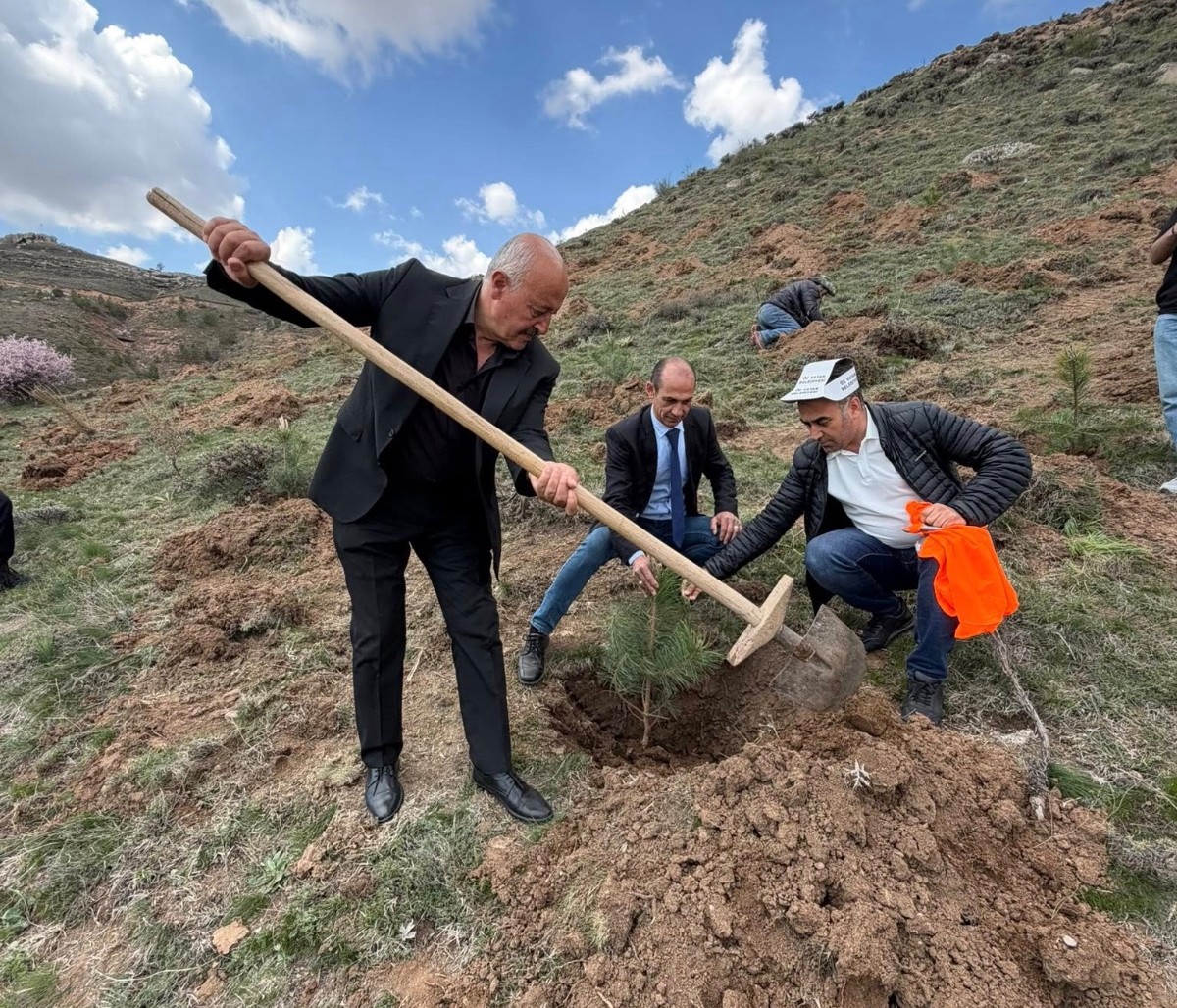Münih Küpeliler Derneği’nden Anlamlı Etkinlik! Özvatan’da Fidanlar Toprakla Buluştu