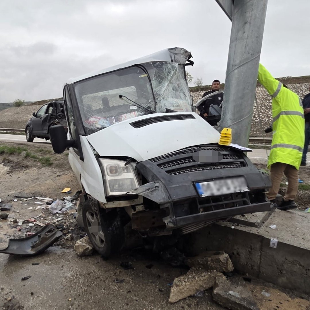 Ankara Elmadağ'da Korkunç Kaza! Minibüs önce otomobile sonra tabelaya çarptı: 1 ölü