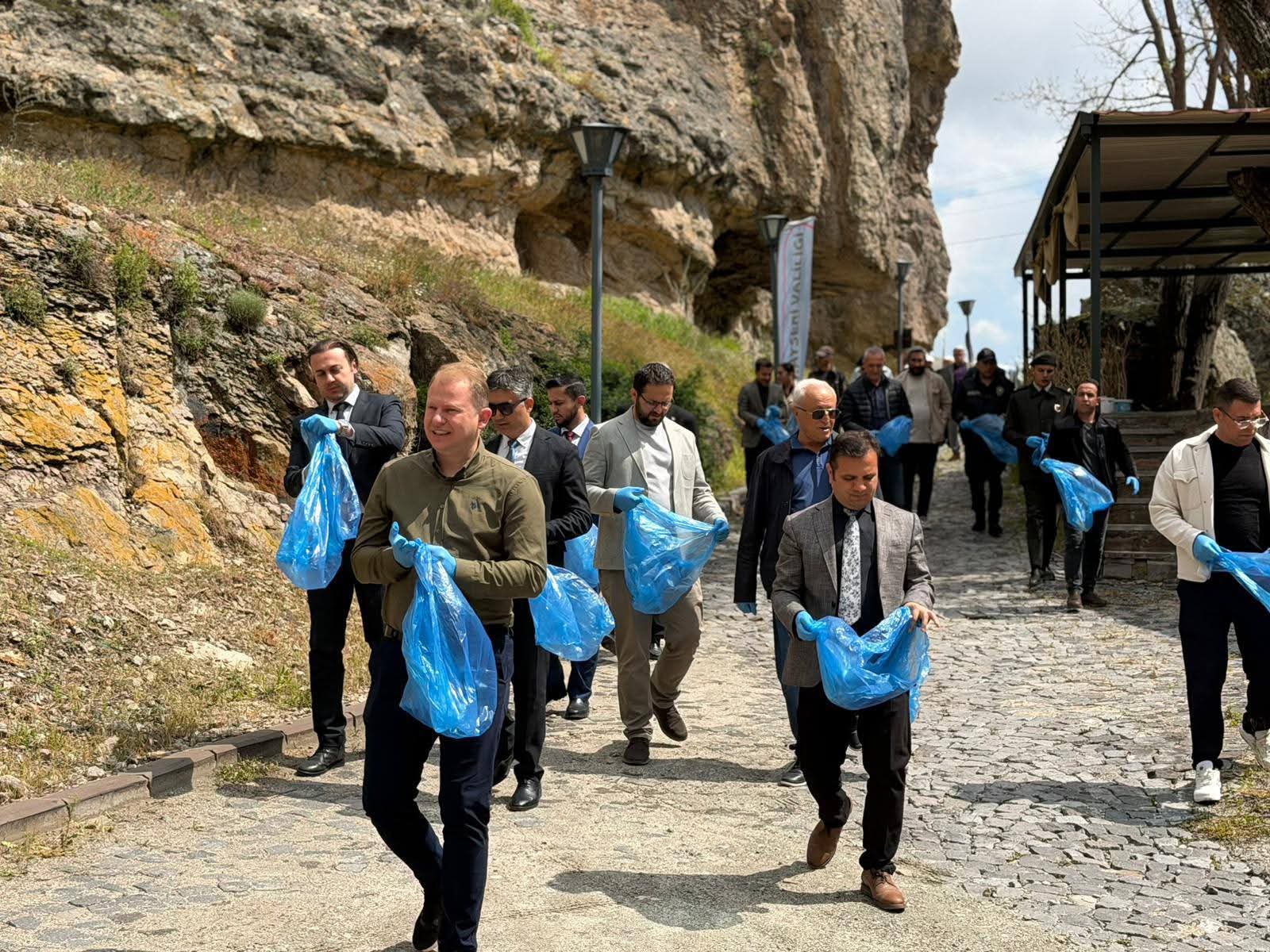 Yeşilhisar Kaymakamı Adıgüzel'den Örnek Davranış! Erdemli Vadisi’nde Temizlik Seferberliği