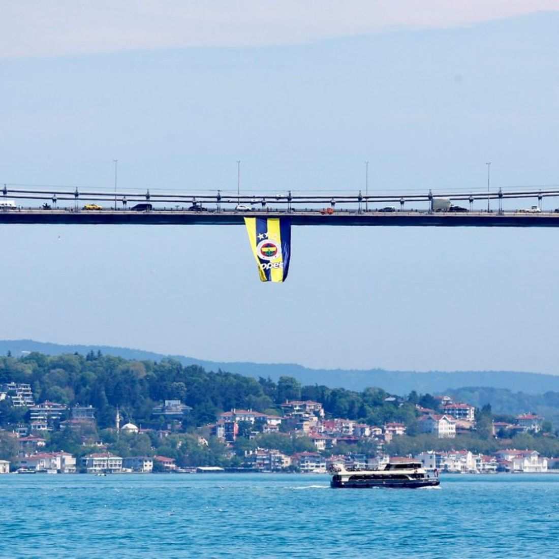 Şampiyonluk Coşkusu Köprülere Taştı: Fenerbahçe Opet’in Şampiyonluk Bayrakları Köprüleri Süsledi