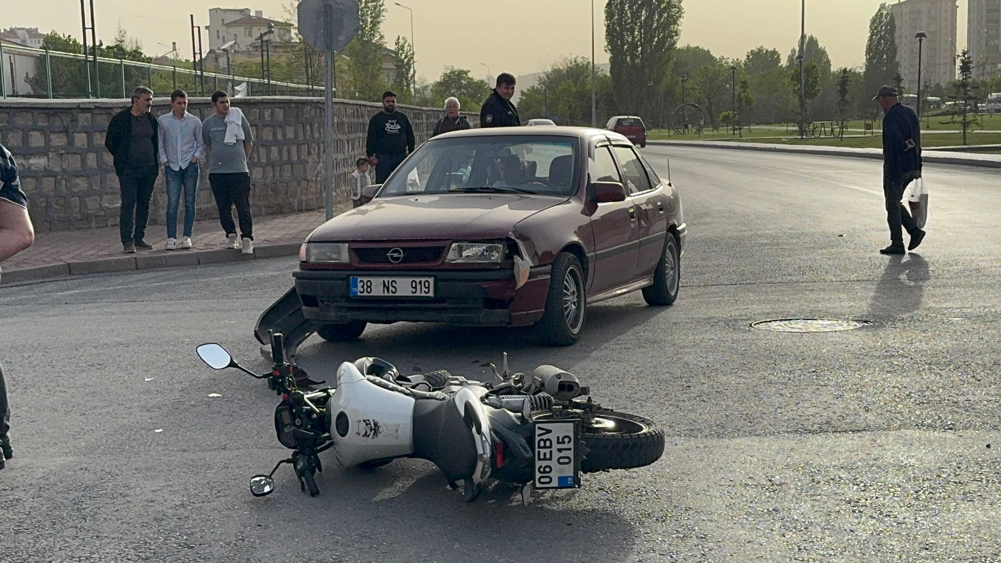 Son Dakika Trafik Kazası... Kayseri Yenişehir'de Otomobil ile Motosiklet Çarpıştı: 1 Yaralı
