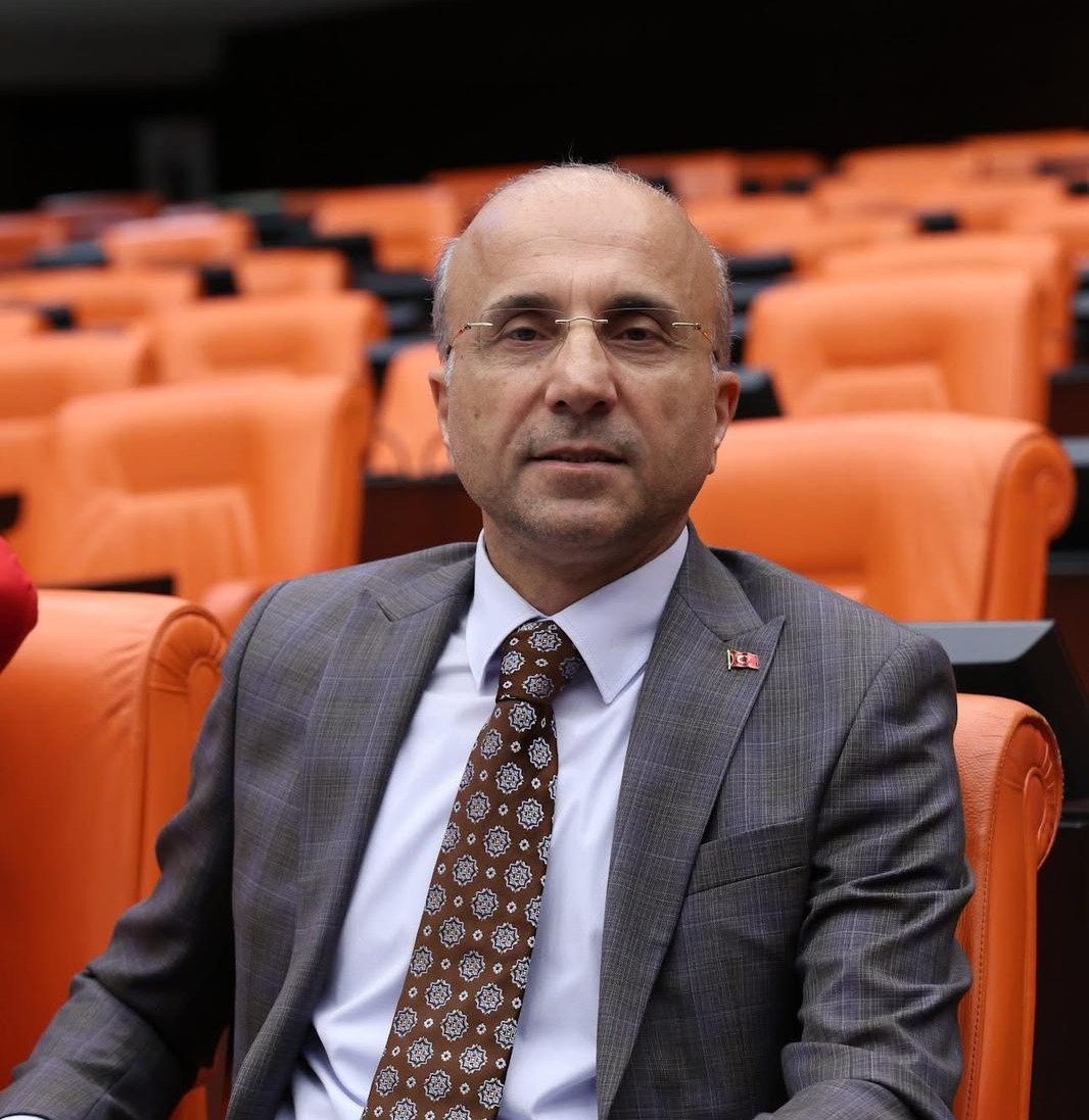 CHP’li Aşkın Genç’ten İktidara Domatesli Enflasyon Tepkisi: "Halk Kilo ile Değil, Tane ile Alıyor!"