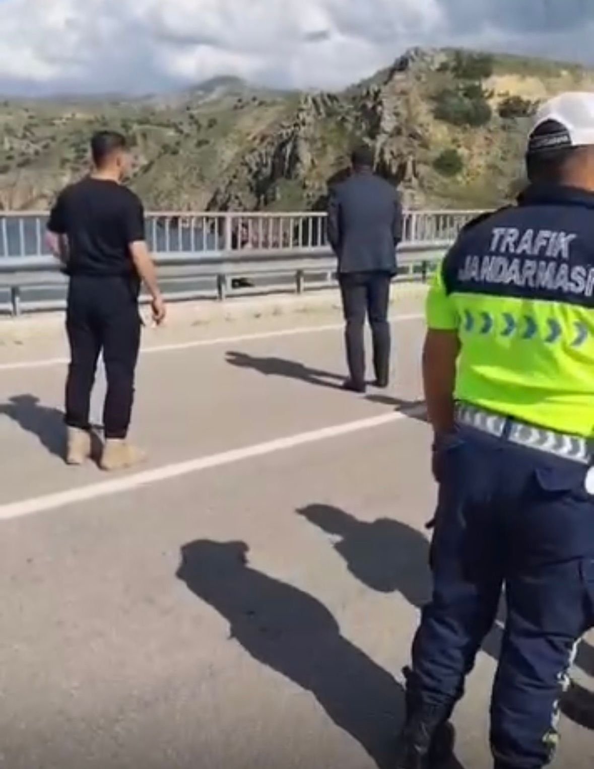Viyadükte İntihar Girişimi! Felahiye Kaymakamı Öztoprak, Kızılırmak’a Atlamak İsteyen Şahsı İkna Etti
