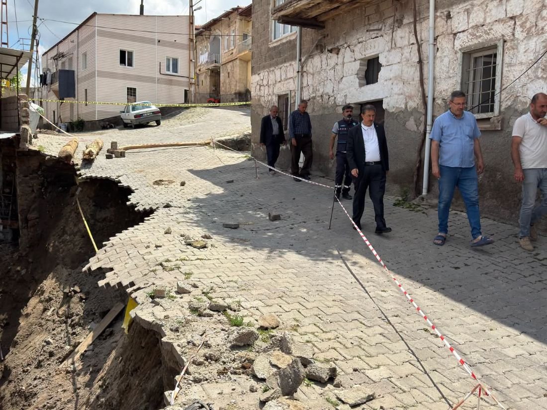 SonDakika! Yeşilhisar'da Heyelan... Sokak Trafiğe Kapatıldı