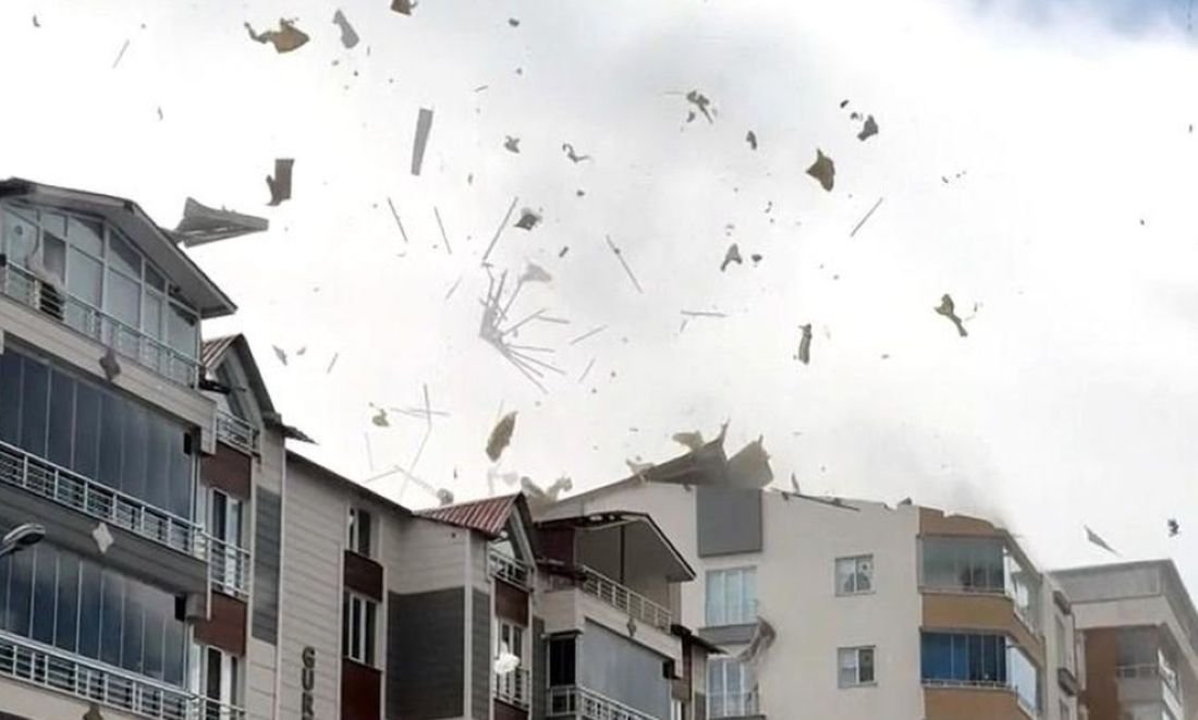 Bitlis Ahlat'ta Korku Dolu Anlar! Şiddetli Rüzgar ve Hortum Çatıları Uçurdu