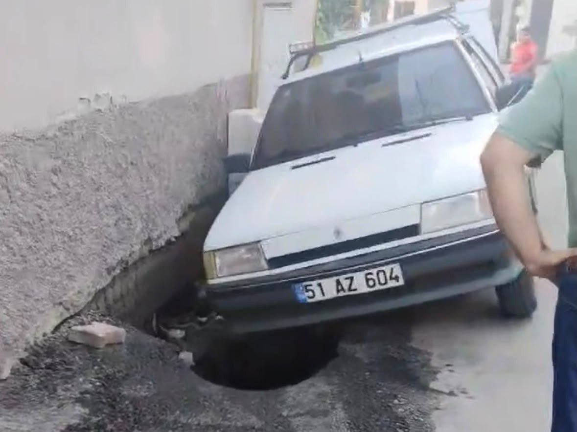 Yahyalı'da Patlayan Su Şebekesi İstinat Duvarını Çökertti: Park Halindeki Otomobil Çukura Düştü