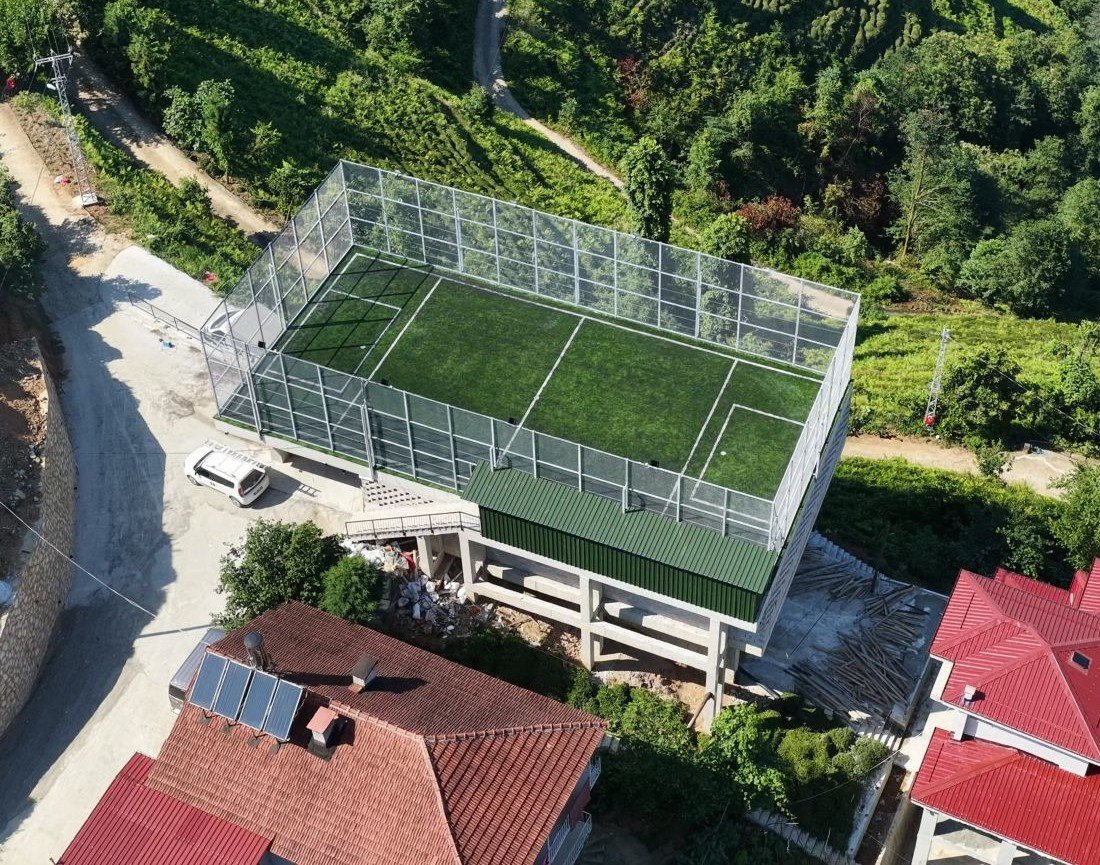 Karadeniz Zekâsı Yine Gündem Oldu! Rize'de Çatıya Halı Saha Yaptılar