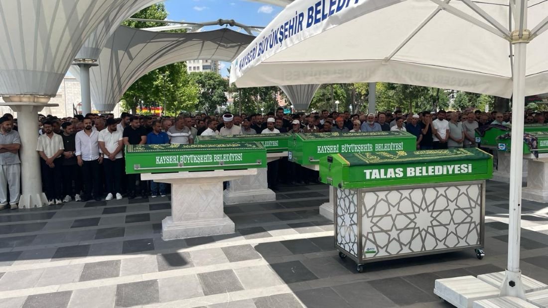 Düğün Dönüşü Kazada Hayatını Kaybeden Aile Son Yolculuğuna Uğurlandı